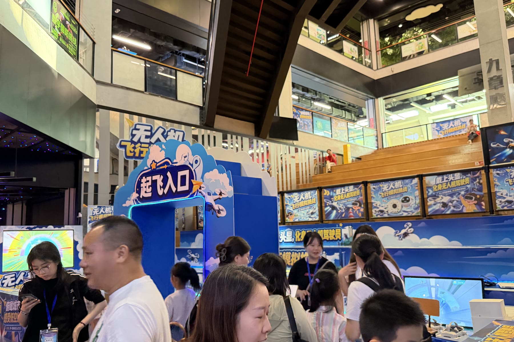 深圳红立方科技馆内的无人机挑战空间